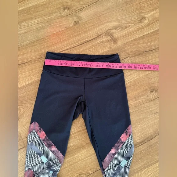 Prana leggings size M with geometric designs - Picture 4 of 6